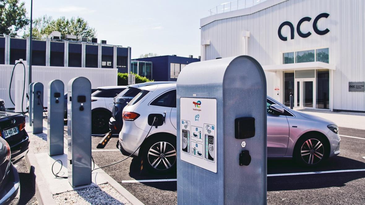 зарядна станция електромобили АСС