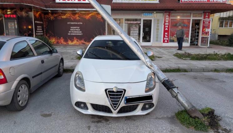 птп - Улична лампа се стовари върху кола