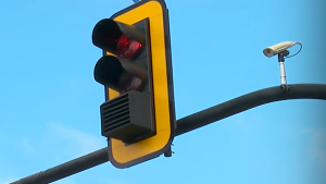 Столичната община постави щори върху светофар в София Така се