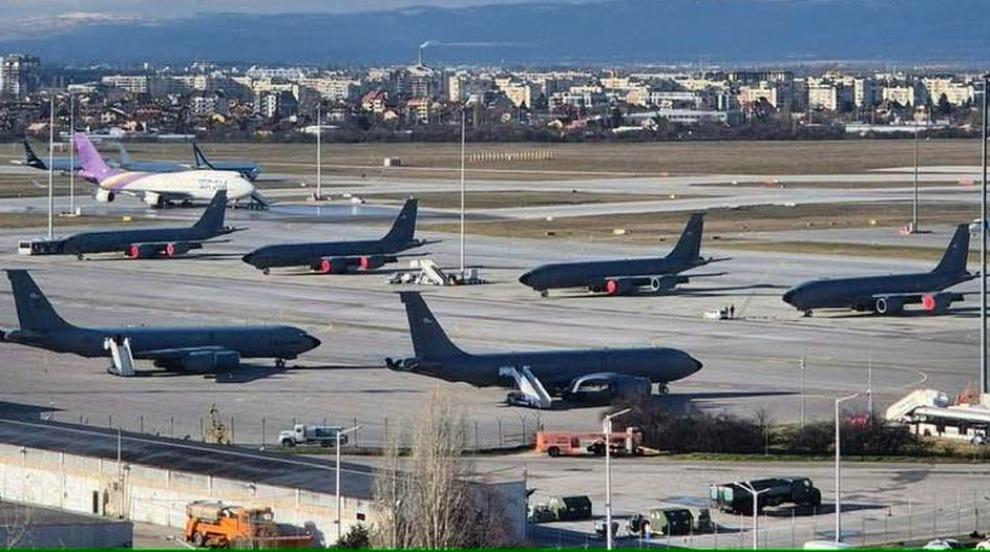 „Всички те са на път за Иран“: Американски военни самолети са струпани на Летище София