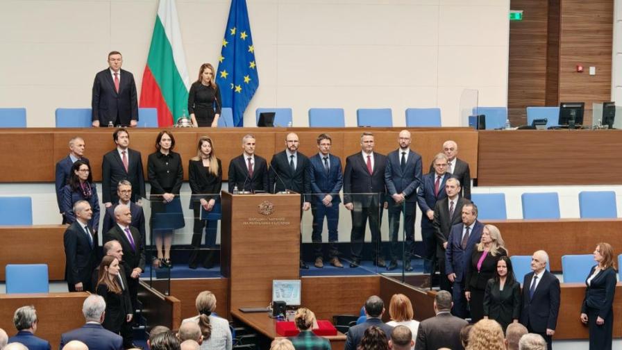 <p>Кабинетът "Гюров" положи клетва в Народното събрание</p>
