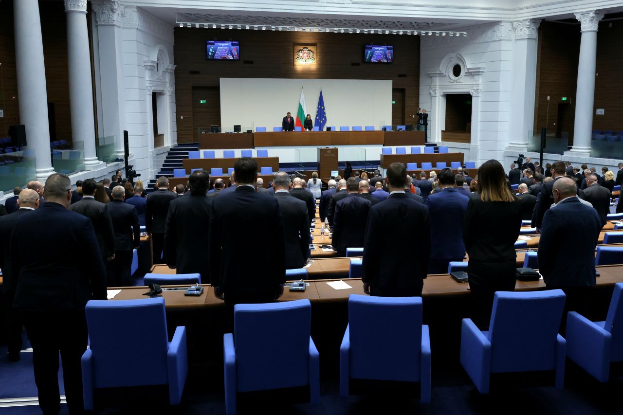 <p>Министрите от служебния кабинет на Андрей Гюров положиха официално клетва пред Народното събрание в присъствието на президента Илияна Йотова.</p>