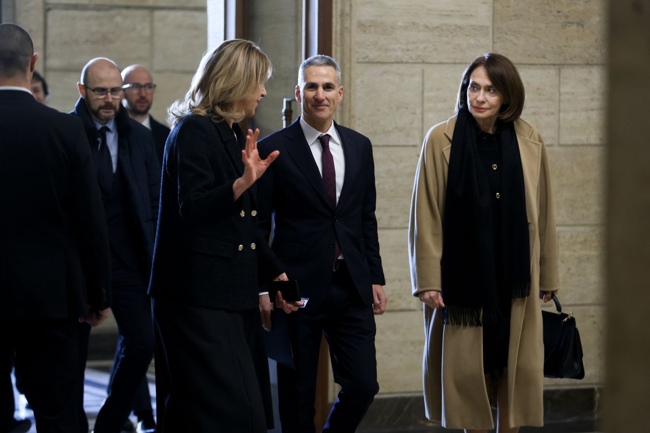 <p>Министрите от служебния кабинет на Андрей Гюров положиха официално клетва пред Народното събрание в присъствието на президента Илияна Йотова.</p>