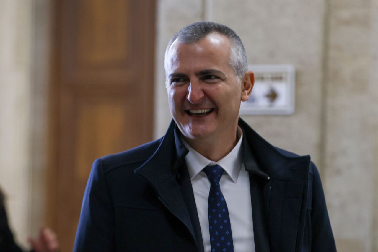 <p>Министрите от служебния кабинет на Андрей Гюров положиха официално клетва пред Народното събрание в присъствието на президента Илияна Йотова.</p>