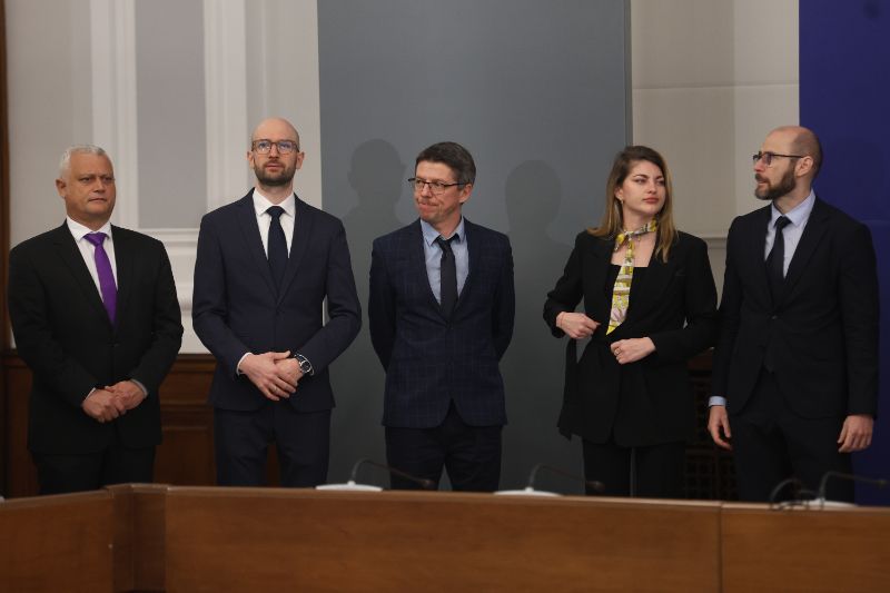 <p>След като кабинетът с премиер Андрей Гюров положи клетва в Народно събрание на Република България, в сградата на Министерски съвет на Република България се провежда официална церемония по приемственост на властта.</p>