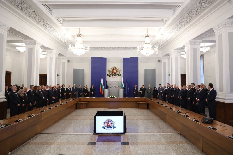 <p>След като кабинетът с премиер Андрей Гюров положи клетва в Народно събрание на Република България, в сградата на Министерски съвет на Република България се провежда официална церемония по приемственост на властта.</p>