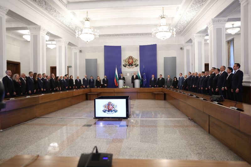 <p>След като кабинетът с премиер Андрей Гюров положи клетва в Народно събрание на Република България, в сградата на Министерски съвет на Република България се провежда официална церемония по приемственост на властта.</p>
