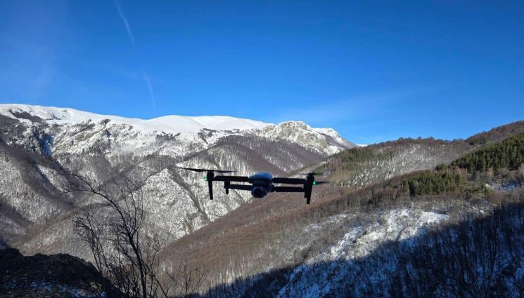 дрон планина - РАЗВРЪЗКА: Откриха заседнал туриста, който издирваха в Стара Планина