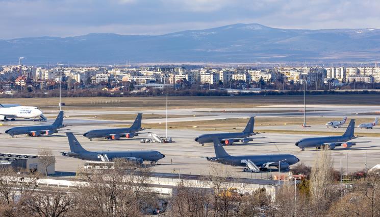 с - Американски военни самолети кацнаха в София заради обучение на НАТО