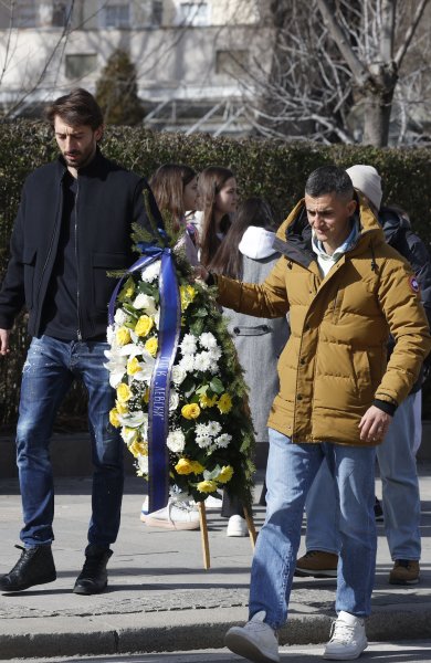 ПФК Левски поднесe цветя пред паметника на Апостола1