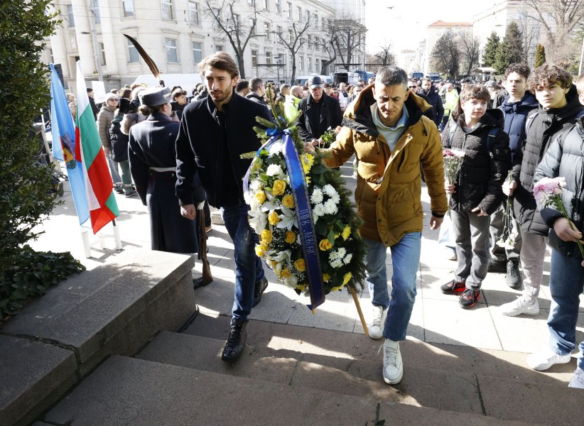 ПФК Левски поднесe цветя пред паметника на Апостола1