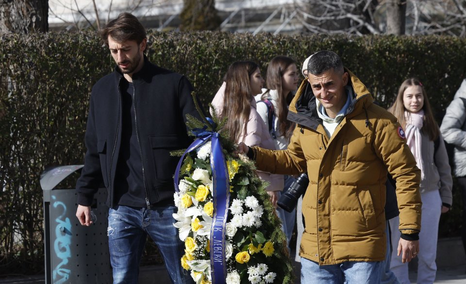 ПФК Левски поднесe цветя пред паметника на Апостола1