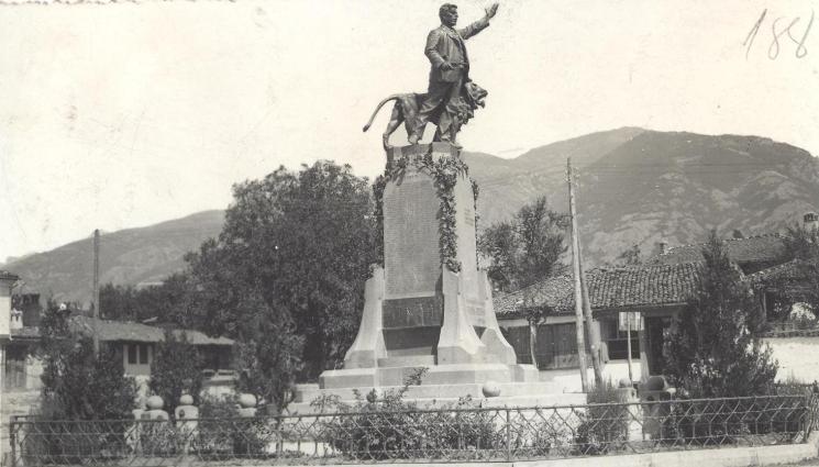 левски - Апостола се извисява върху 400 монумента!