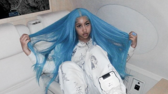 North West подписа музикален договор