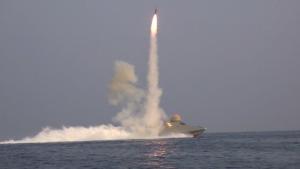 Изстреляна ракета като част от учението на охраната в Персийския