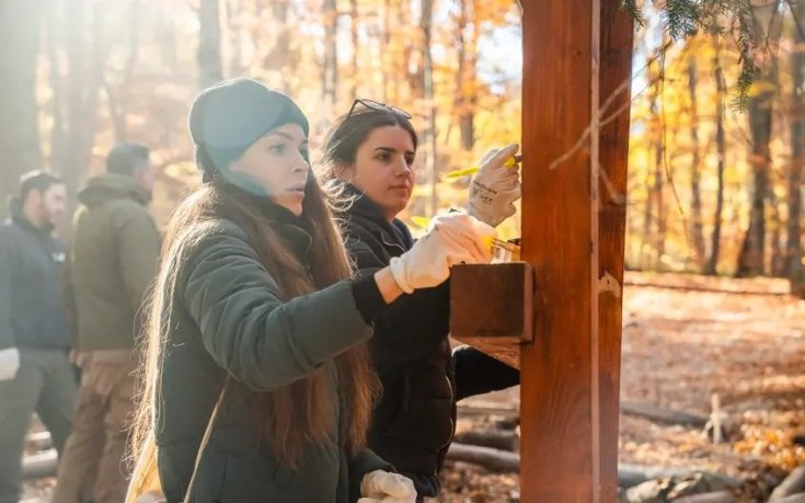 Доброволци от екипа на Kaizen Gaming в България помагат за обновяването на информационни табели в Национален парк Витоша