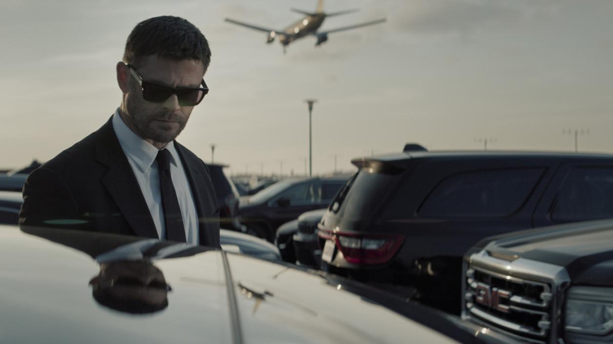 Крис Хемсуърт и Марк Ръфало се впускат в шеметна криминална надпревара по „Магистрала 101“