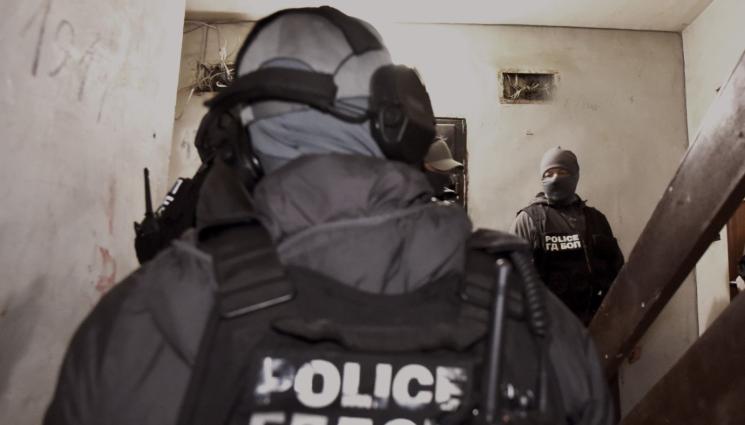 з - УДАР НА ГДБОП В СОФИЯ: Закопчаха банда за склоняване към проституция без съгласие (СНИМКИ)