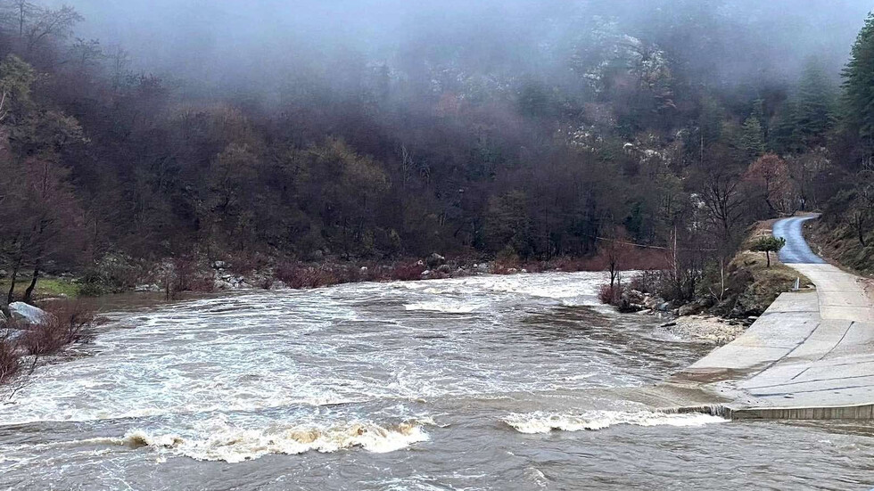 Две общини обявиха частично бедствено положение заради опасност от наводнения, залети пътища в Хасковско