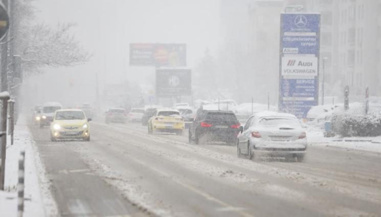 зима сняг - Пътници бутат закъсал автобус в София (ВИДЕО)