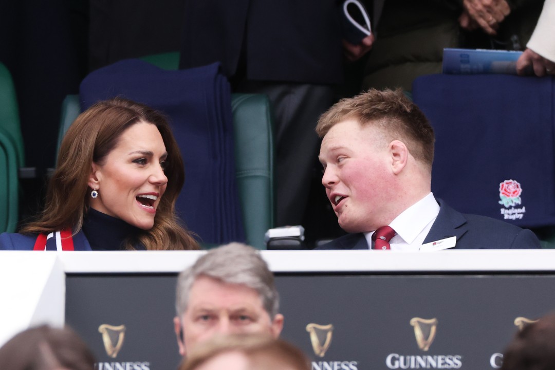 <p>Принцесата на Уелс направи самостоятелна поява на мача Англия &ndash; Ирландия от &bdquo;Шестте нации&ldquo; в Туикънъм, докато принц Уилям и децата отсъстваха, а визитата ѝ съвпадна с напрегнат момент за кралското семейство</p>