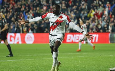 Атлетико Мадрид и Барселона ще се борят за защитник на Райо Валекано