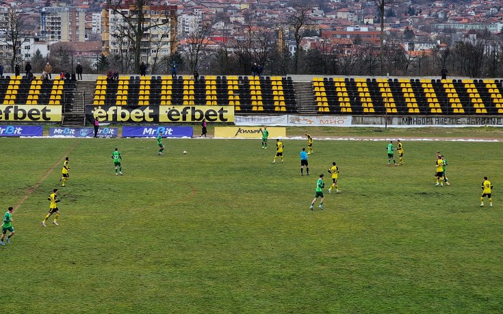 Освежават стадион „Миньор“ в Перник
