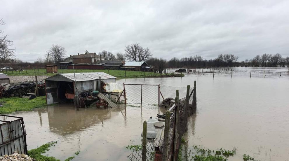Обилни валежи в Димитровград: Водата е заляла дворове, хора са изведени от жилищата си