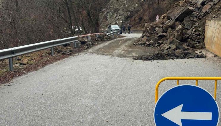 ио - Свлачище тормози село край Банско