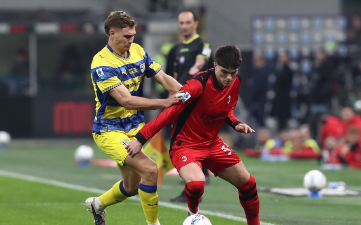 След избити зъби и спорен гол - Милан абдикира от битката за титлата (ВИДЕО)