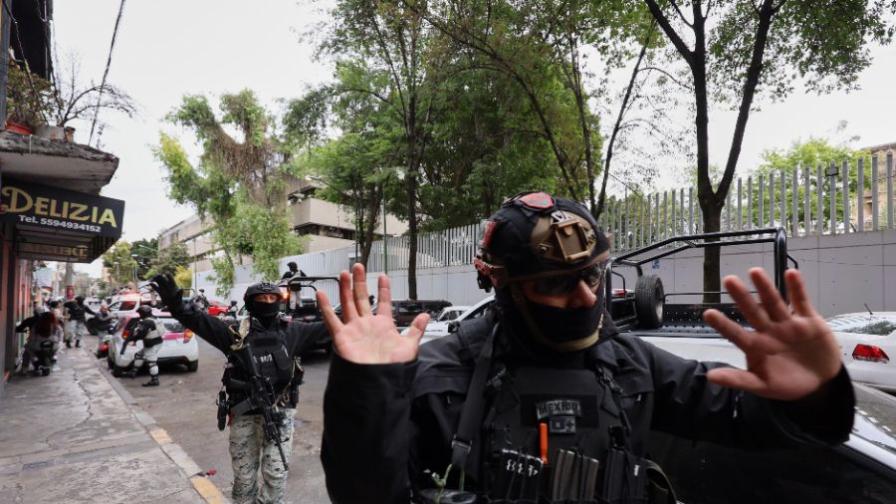 Мъртъв е човекът, който засенчи Ел Чапо: Кой е „Ел Менчо“ и защо градовете в Мексико горят заради него?