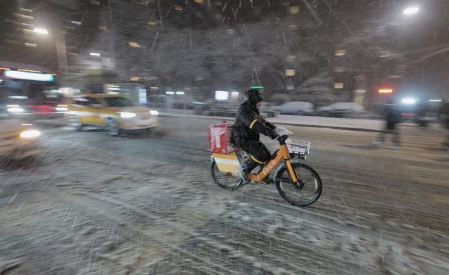 Историческа буря парализира Ню Йорк: „Бомбен циклон“ натрупа над 33 см сняг, очаква се още