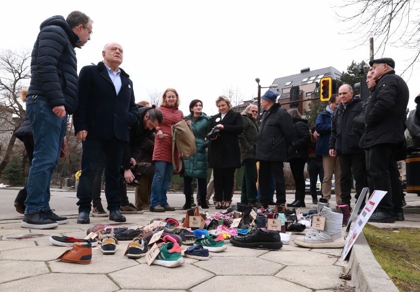 <p>С детски обувки на тротоара до руското посолство отбелязваме четири години от началото на войната в Украйна.</p>