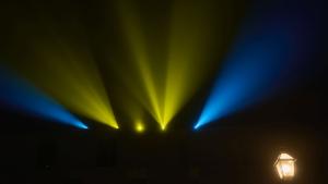 синьо и жълто светлина