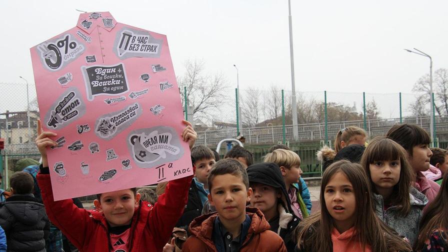 Когато цветът се превърне в щит: Урокът на розовата фланелка