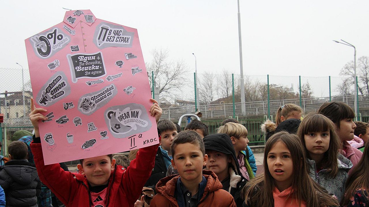 Когато цветът се превърне в щит: Урокът на розовата фланелка