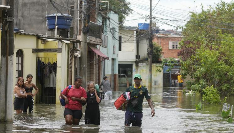 бразилия наводнение - ПОТОП В БРАЗИЛИЯ: 22 трупа след библейски дъждове, 45 души изчезнаха в калните капани!