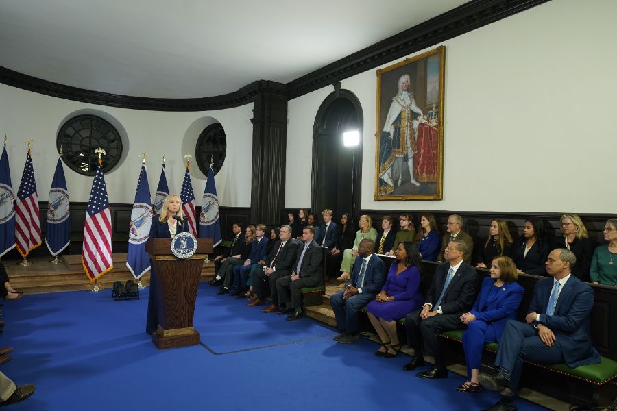 <p>Президентът на САЩ Доналд Тръмп се похвали в обръщението си &bdquo;За състоянието на Съюза&ldquo;, че е предизвикал бум на работните места и производството в страната, като същевременно налага нов световен ред в чужбина &ndash; с надеждата, че представянето на дълъг списък с постижения може да противодейства на спада на рейтинга му, предаде Асошиейтед Прес.</p>