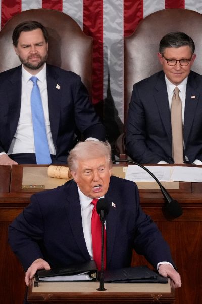 <p>Президентът на САЩ Доналд Тръмп се похвали в обръщението си &bdquo;За състоянието на Съюза&ldquo;, че е предизвикал бум на работните места и производството в страната, като същевременно налага нов световен ред в чужбина &ndash; с надеждата, че представянето на дълъг списък с постижения може да противодейства на спада на рейтинга му, предаде Асошиейтед Прес.</p>