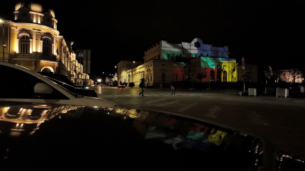 Народното събрание засия в цветовете на българското и украинското знаме