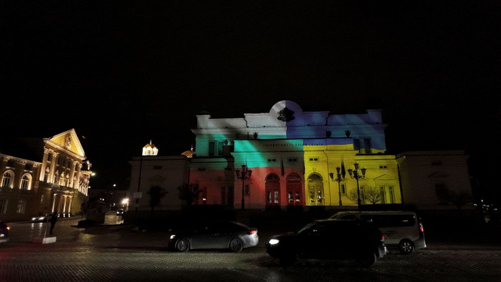 Народното събрание засия в цветовете на българското и украинското знаме