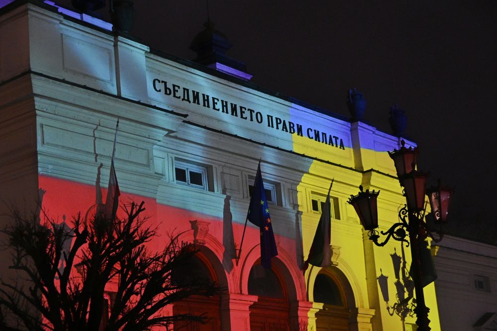 Народното събрание засия в цветовете на българското и украинското знаме