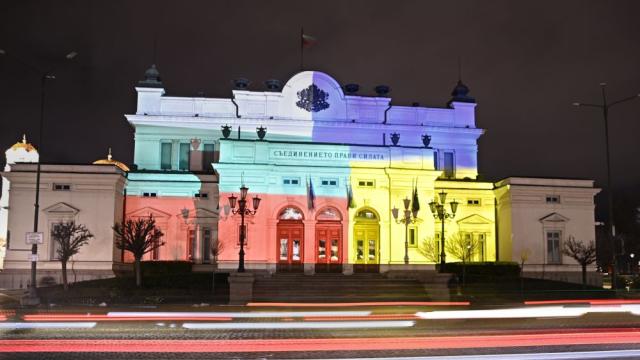 Народното събрание засия в цветовете на българското и украинското знаме (ГАЛЕРИЯ)