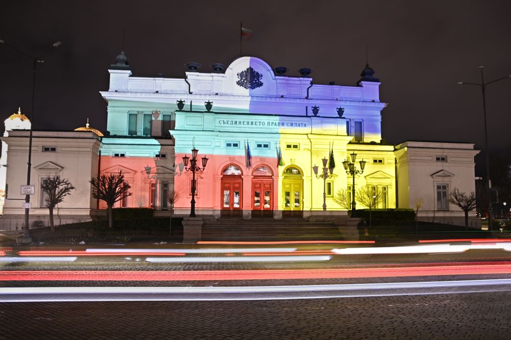 Народното събрание засия в цветовете на българското и украинското знаме