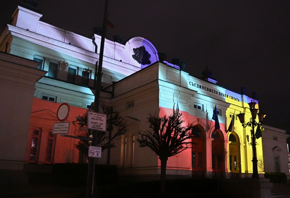 Народното събрание засия в цветовете на българското и украинското знаме