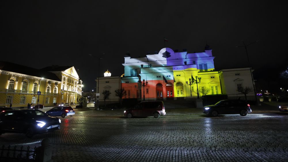 Народното събрание засия в цветовете на българското и украинското знаме