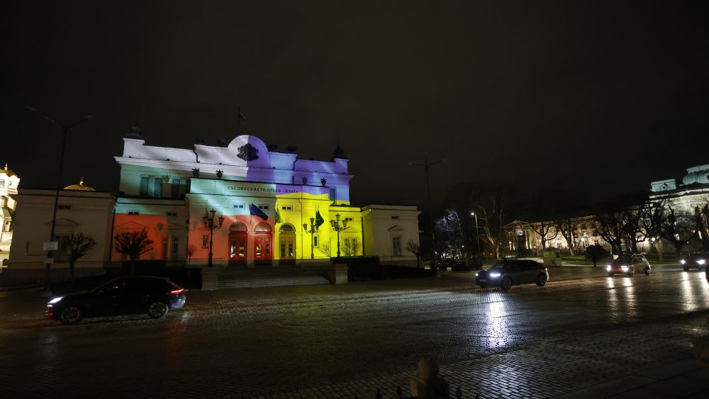 Народното събрание засия в цветовете на българското и украинското знаме
