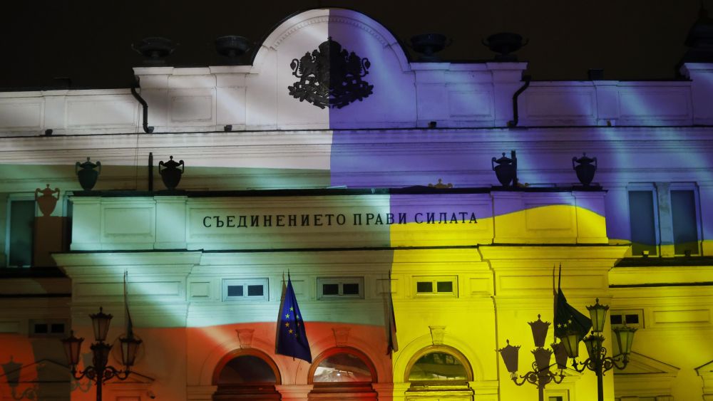 Народното събрание засия в цветовете на българското и украинското знаме