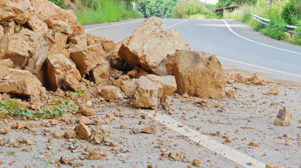Заради паднали камъни: Движението на пътя Варвара – Велинград е в едната лента