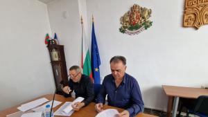 Кметът на Борино Мустафа Караахмед и председателят на Общинския съвет